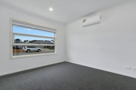 4 Bedroom Property in Evanston Gardens - Photo 2