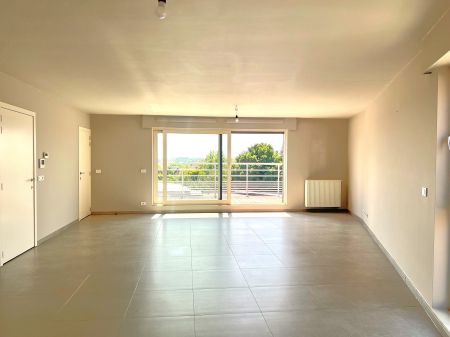 Ruim duplex-appartement met 2 slaapkamers en terras. - Photo 2