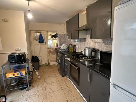 4 bedroom flat to rent - Photo 5