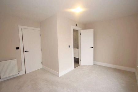 4 bedroom semi-detached house to rent - Photo 5