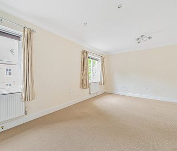4 Bedroom House - Marnhull Rise, Winchester - Photo 5
