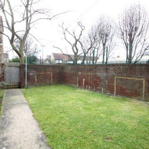 3 Bed Maisonette, Sark Walk, E16 - Photo 3