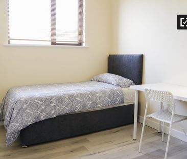 Room in 5-bedroom apartment in Ballymun, Dublin - Photo 5