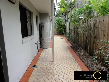 Stylish Three-Bedroom Townhouse in Prime Carina Heights Location - Photo 2