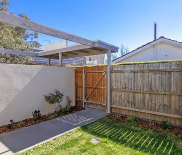 Spacious townhouse in a great location - Photo 2