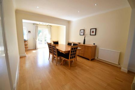 4 bedroom semi-detached house to rent - Photo 4