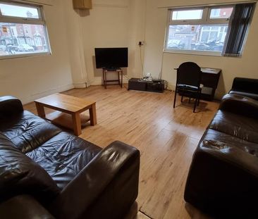 6 bedroom detached house to rent - Photo 3