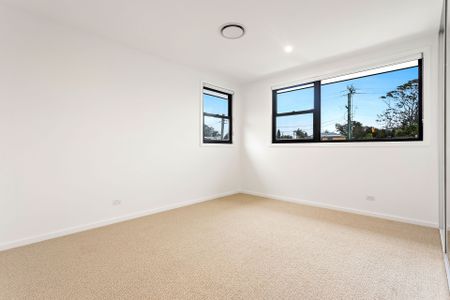 Stunning 3 Bedroom Townhouse - The Ultimate Lifestyle Location! - Photo 4