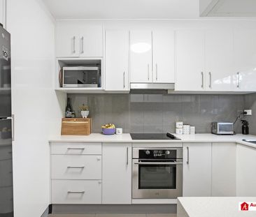 Spacious & Fantastic Townhouse With North Facing Courtyard in Prime... - Photo 3