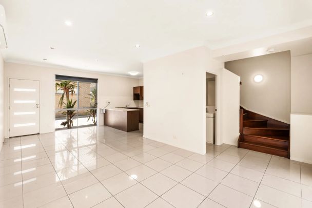 Townhouse Living in a Quiet Zillmere Street - Photo 1