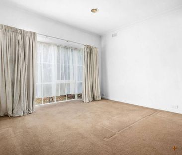 CUTE & COSY 3 BEDROOM HOME IN FAMILY FRIENDLY LOCATION - Photo 3