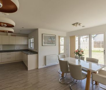 4 bedroom detached house to rent - Photo 2