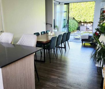 Modern three-bedroom home in a prime location! - Photo 2