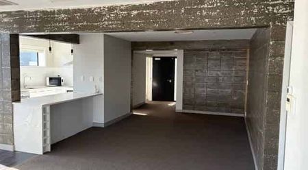 Top-Floor Executive Apartment – Central Location - Photo 3
