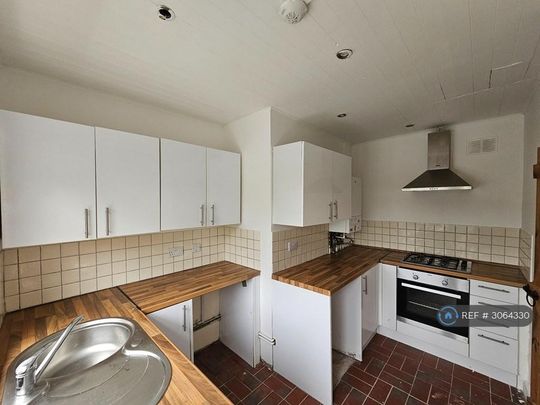 2 bedroom end of terrace house to rent - Photo 1