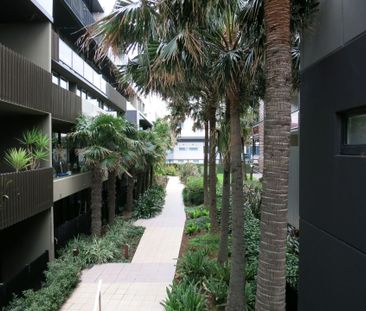 Stylish and Secure Apartment in the Heart of the Bay Street Precinct - Photo 3
