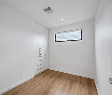 Brand New Terrace Home-stunning oversized kitchen with stone bencht... - Photo 6