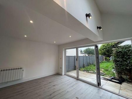 3 bedroom semi-detached house to rent - Photo 3