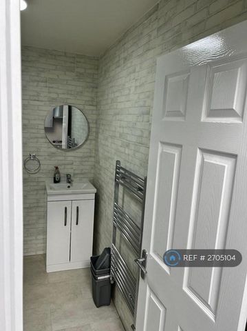 1 bedroom in a house share to rent - Photo 2