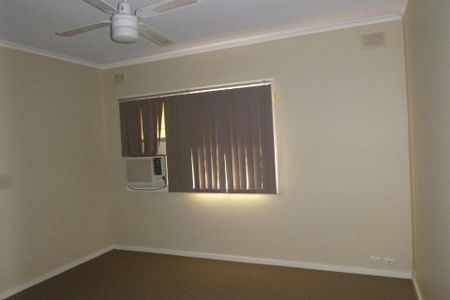 BEAUTIFULLY PRESENTED - EXCELLENT LOCATION - Photo 3