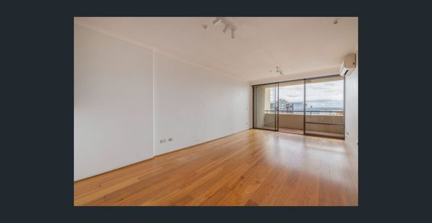 Long views + balcony + parking - Photo 1