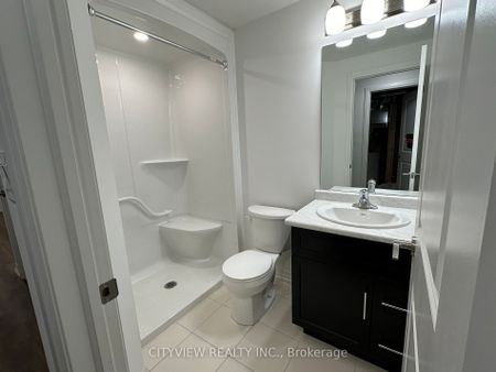 Townhouse For Lease | X8105754 - Photo 5