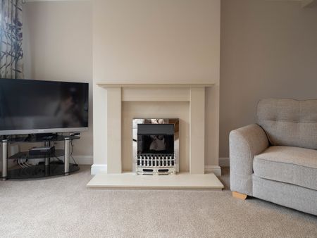 3 bedroom semi-detached to let - Photo 3