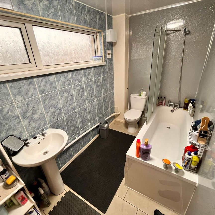 Price £1,250 pcm - Available 16/02/2026 - Unfurnished - Photo 1