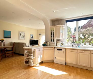 6 Bedroom House - Photo 2