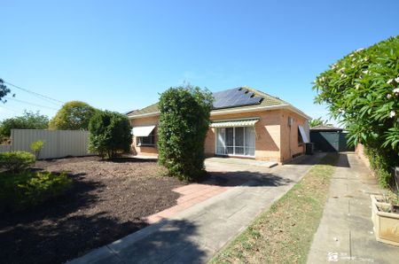 3 bedroom home, just a short walk to tram! - Photo 2