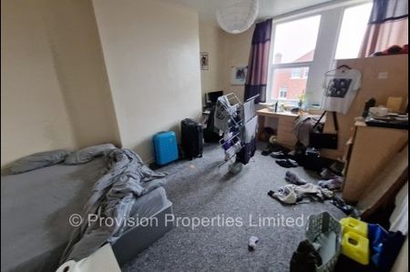 9 Beds in Hyde Park, Leeds - Photo 5