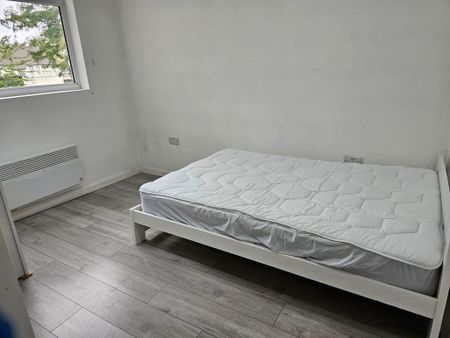 3 bedroom flat to rent - Photo 3