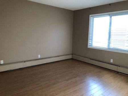 Edmonton Unfurnished Condo Rental in Royal Gardens - Quiet Two Bedroom Within Walking Distance to LRT - Photo 5