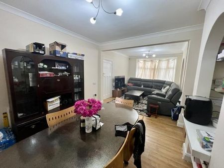 4 bedroom semi-detached house to rent - Photo 4