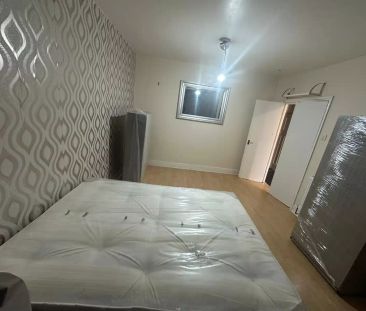 6 Bedroom 2 Bathroom Apartment - Photo 5