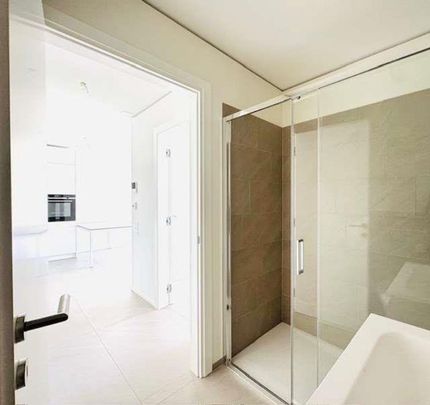 Prestigöses und neues 2.5-Zimmer-Wohnung zur Miete mit bezauberndem Seeblick in Bioggi - Photo 1