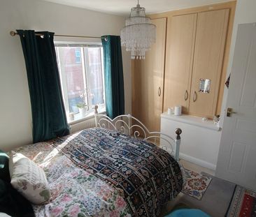 Two Bedroom House with Garden and Off-Road Parking for Two Cars, Go... - Photo 2