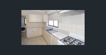 Lovely 2 bedroom family home with parking for 2 cars! - Photo 2