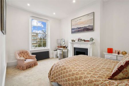 An impressive four bedroom family house with a private garden. - Photo 4