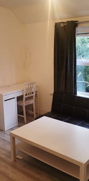 1 Bed Flat, London Road, RG1 - Photo 1