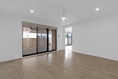 Modern Four Bedroom Home – 500m To The Beach! - Photo 3