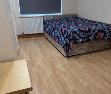 1 bedroom in a house share to rent - Photo 3