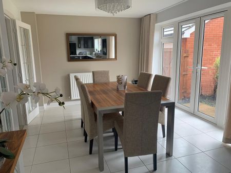 4 bedroom detached house to rent - Photo 2