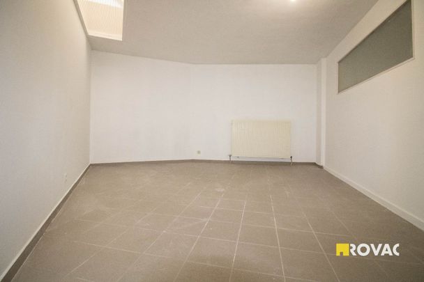 Gelijkvloers éénslaapkamer-appartement nabij groene zone en gratis parking - Photo 1