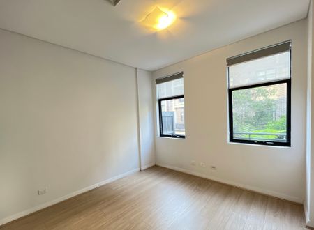 Spacious Two Bedroom Apartment with Convenient Lifestyle - Photo 2