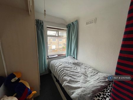 3 bedroom semi-detached house to rent - Photo 4