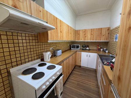 A room in a comfortable shared home, perfect for students or singles - Photo 2