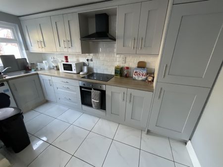 Room 1, Room in shared house, 123 Alexandra Park Avenue, Belfast, BT15 3GB - Photo 5