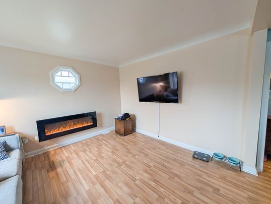 Fully Detached 2 Bedroom House in Welland! - Photo 1