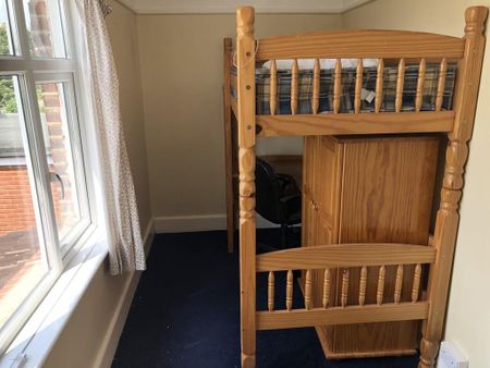 4 bedroom semi-detached house to rent - Photo 5